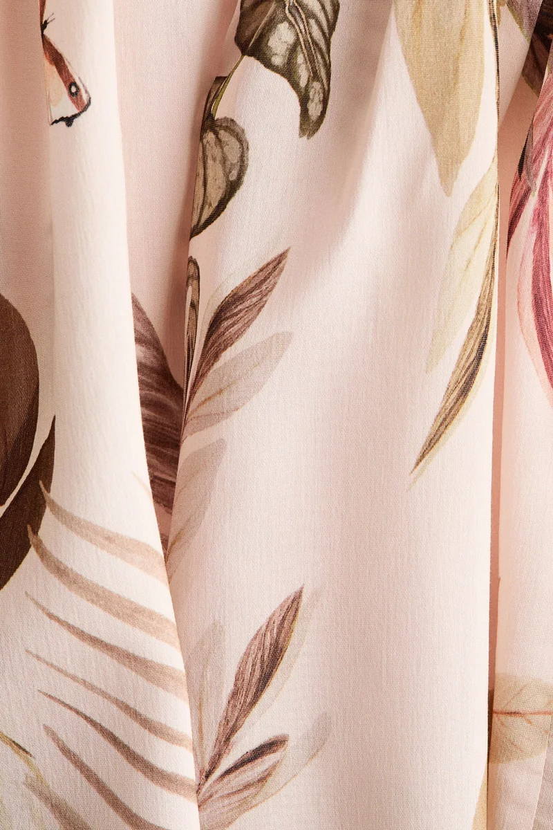 اتش اند ام فستان ضيق بتفاصيل ثنيات